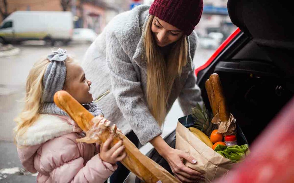 Famile som har handlet mat