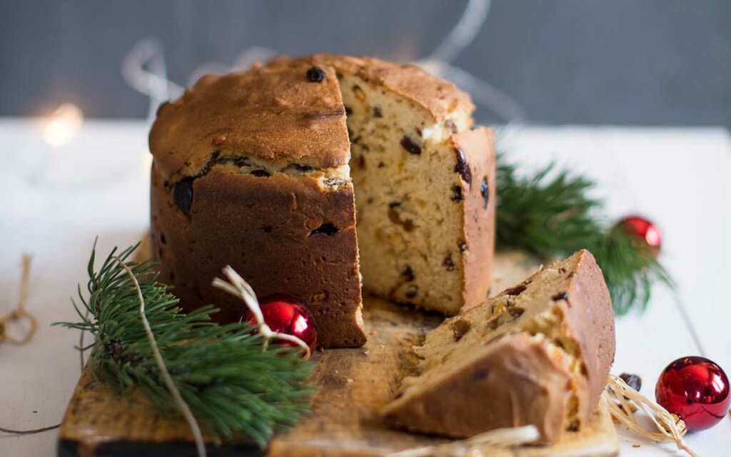 Panettone kake pyntet til jul.