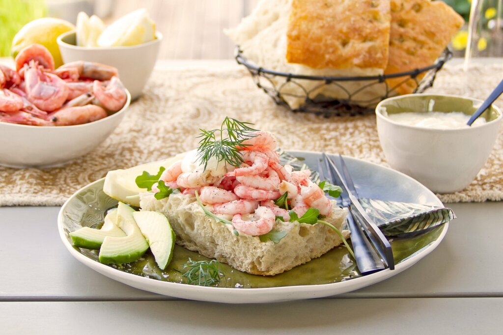 Påsmurt focaccia med reker og avocado.