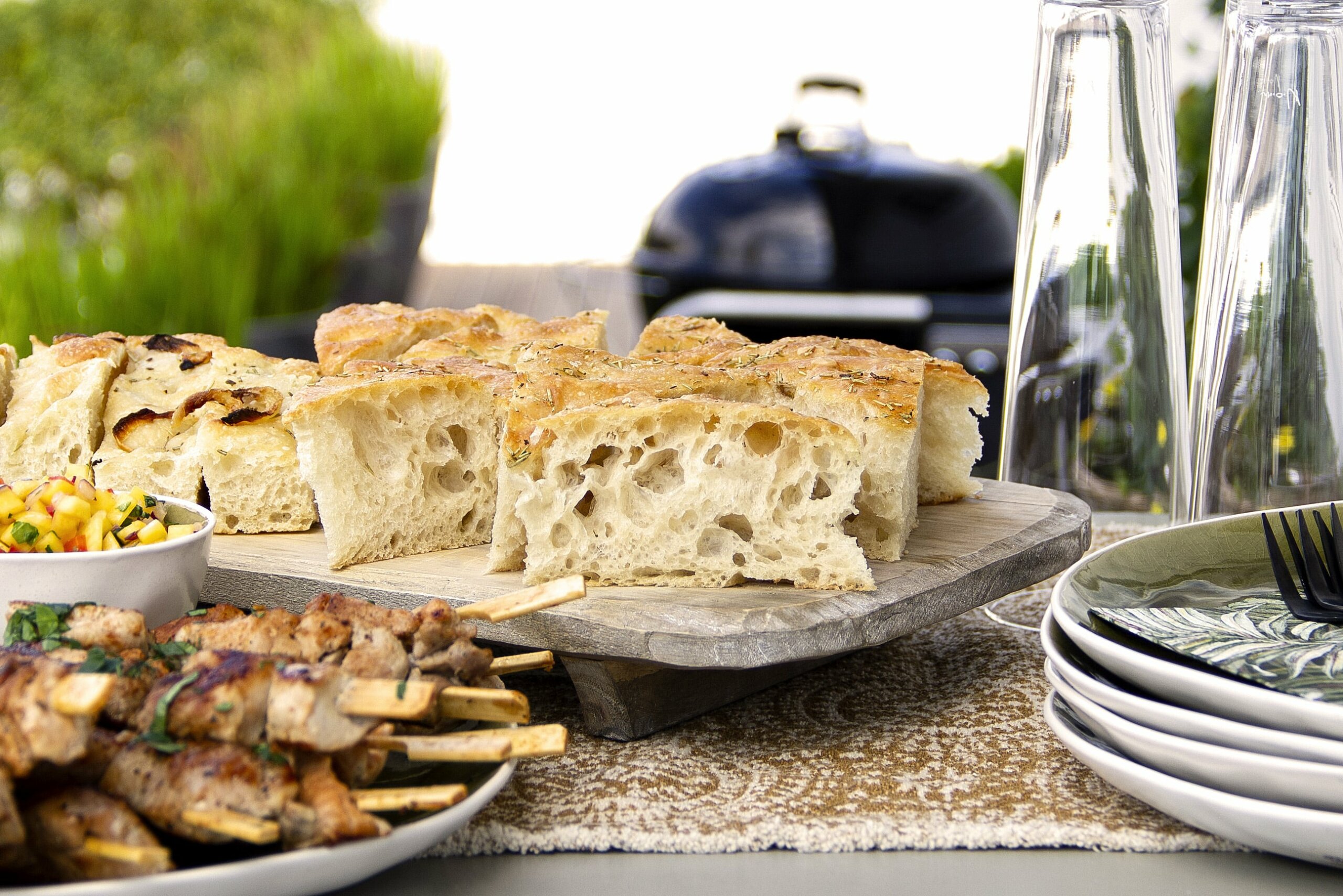 Focaccia brød og grillspyd.