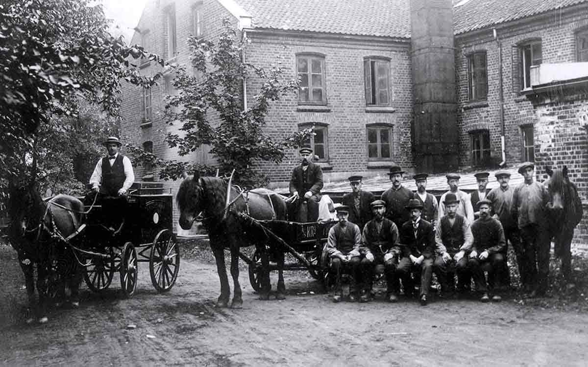 Svarthvitt bilde fra den gamle gjærfabrikken.