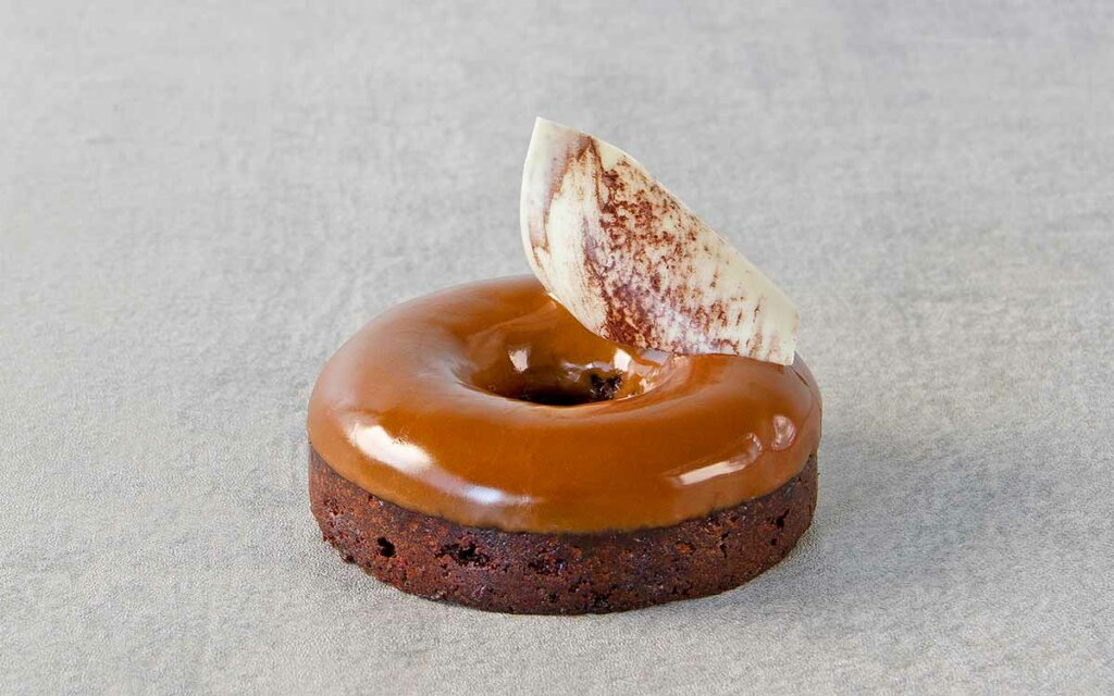 Cake donut med sjokolade.