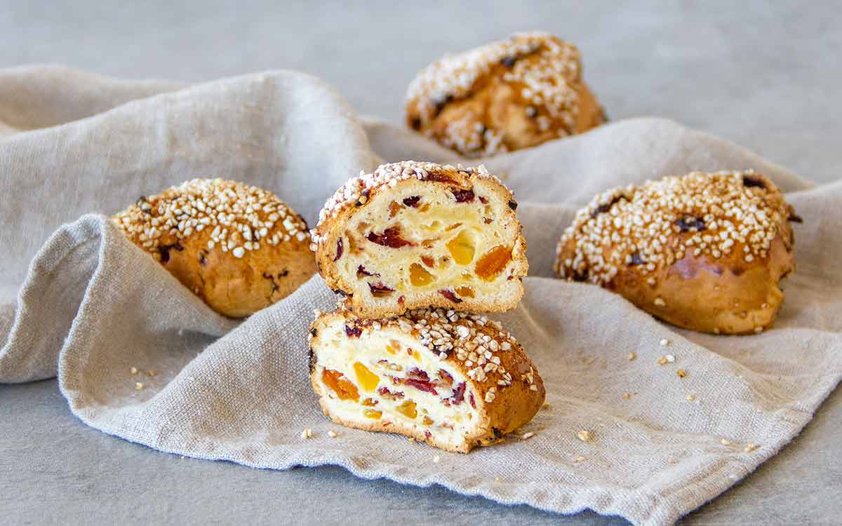 Glutenfri scones med tørket frukt.