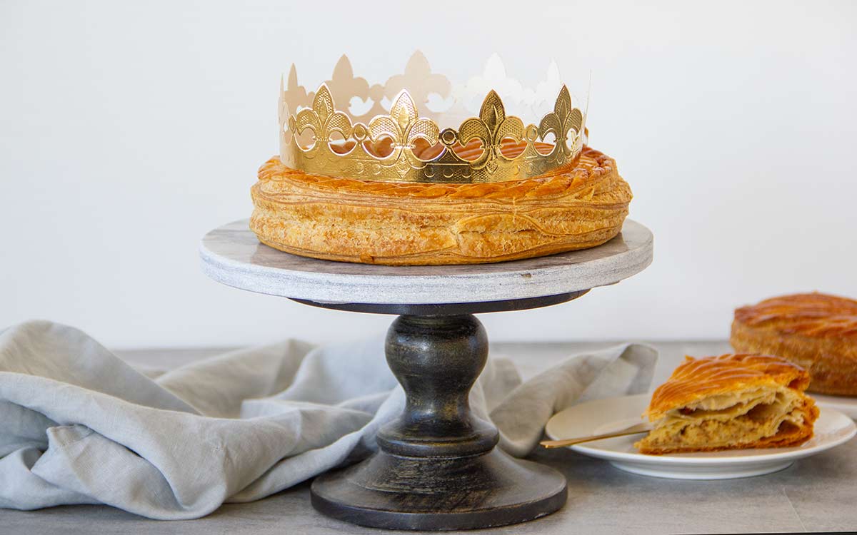 Galettes des rois kake på et fat.