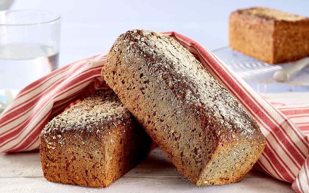 Hele rugbrød med frukt og nøtter.