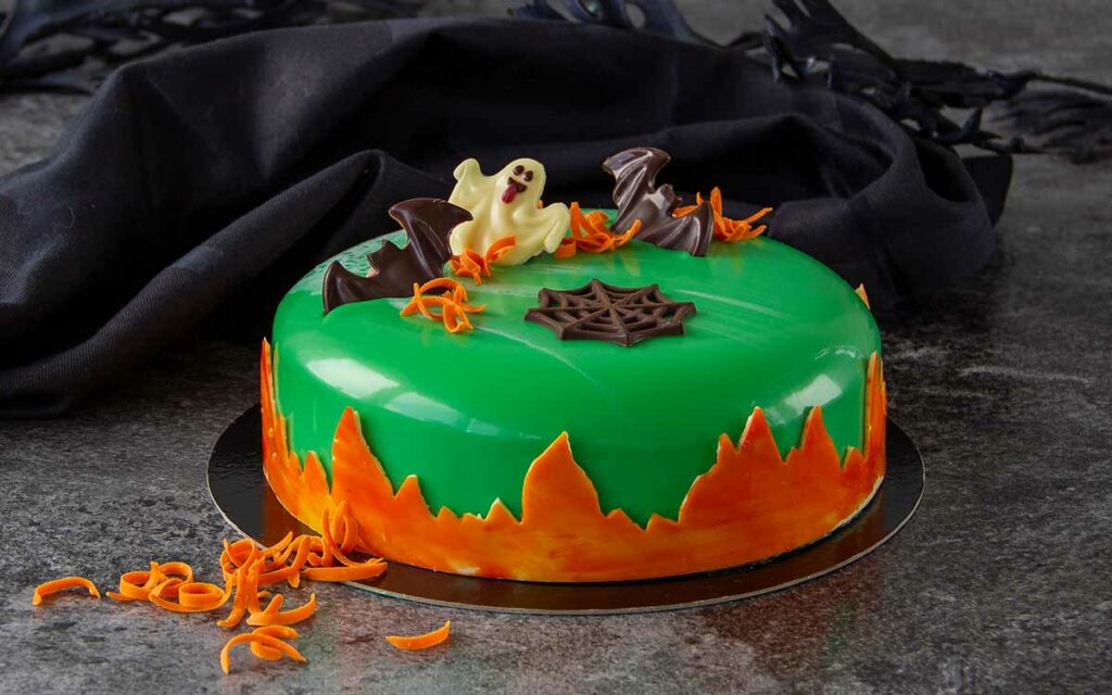 Halloween kake med kakepynt.