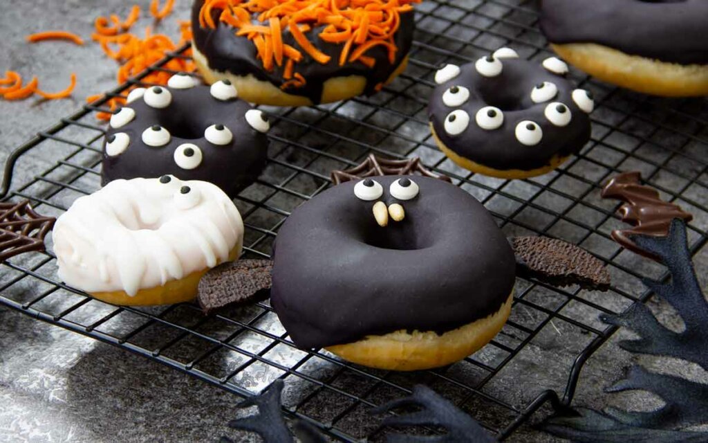 Donuts pyntet til Halloween.