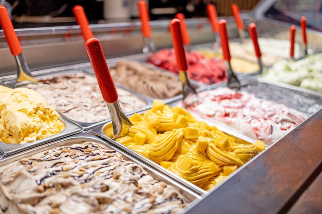 Gelato iskrem i en disk