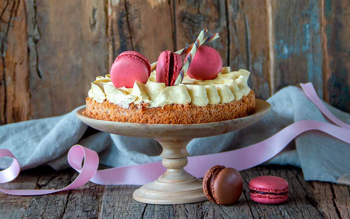 Glutenfri kake med mandelbunn og makroner