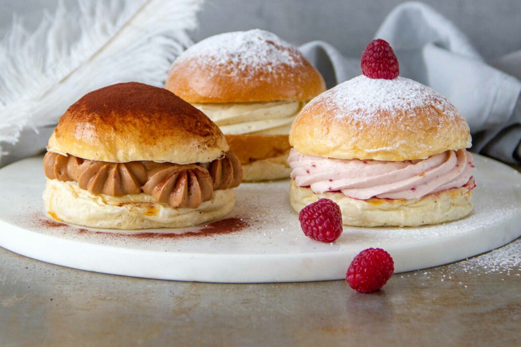 Fastelavnsboller på et fat.