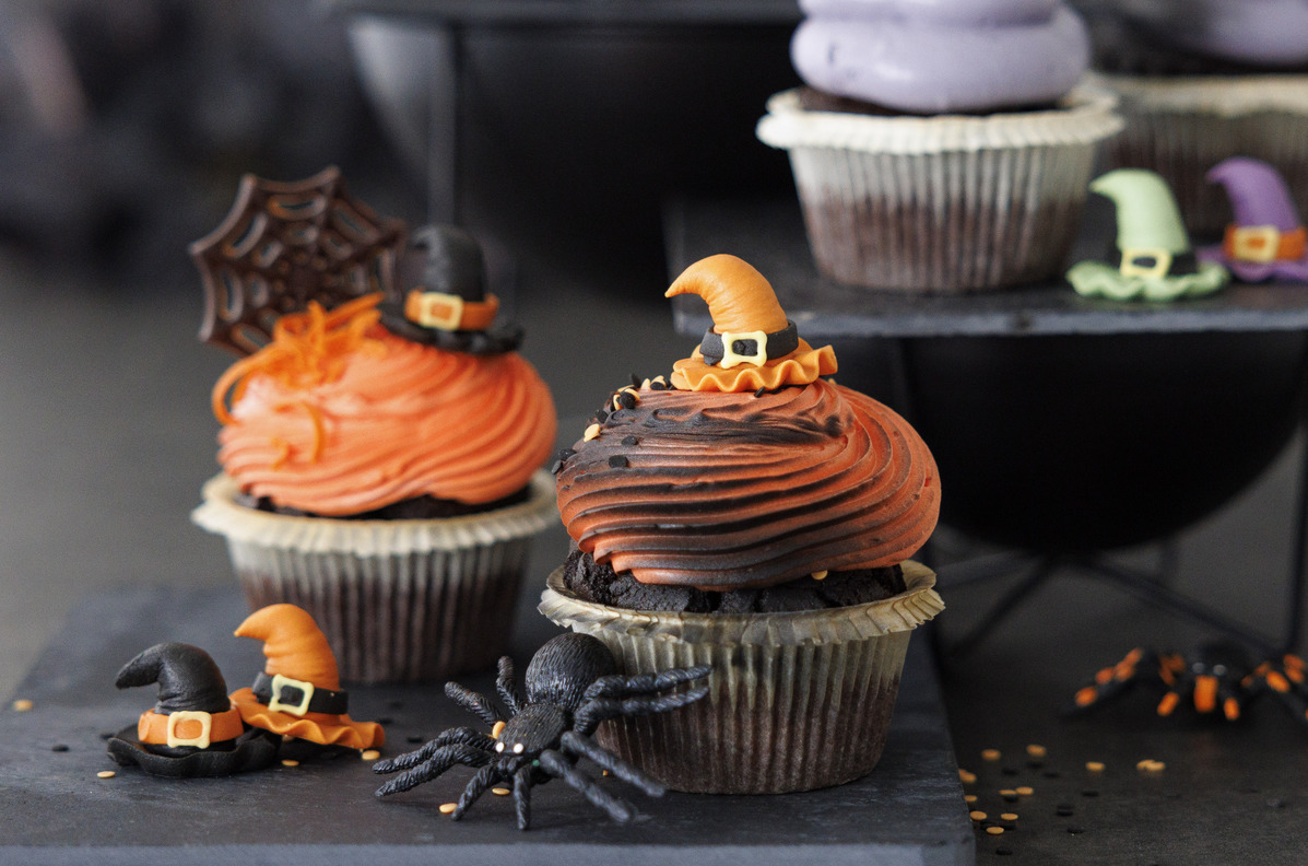 Halloweenmuffins med farget krem og kakepynt