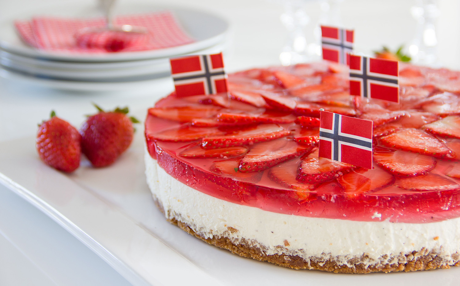 Ostekake med norske flagg i papir