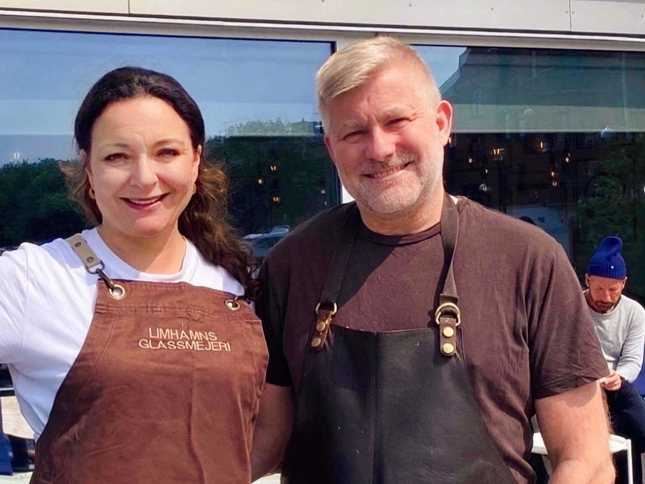 Eva og Bengt fra Limhamns Glassmejeri utenfor iskjosken